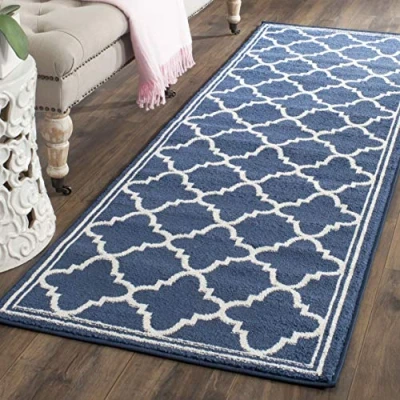 Abbildung von SAFAVIEH Boho Teppich für Wohnzimmer, Esszimmer, Schlafzimmer Amherst Collection, Kurzer Flor, Marine und Beige, 69 X 213 cm