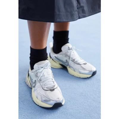 Abbildung von Nike Sportswear V2K RUN Unisex Sneaker low, Größe: 35.5, Summit white/metallic silver/pure platinum/light iron ore/black/alabaster