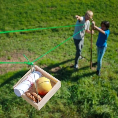 Abbildung von Kikkerland Doppelschaukel Huckleberry Seilbahn Kabel Transport Flaschenzug Box 10m Seil, (5 tlg)