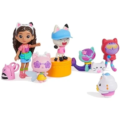 Abbildung von Gabby&#039;s Dollhouse, Reise Themenfiguren Set mit Einer Gabby Puppe, 5 Katzenspielfiguren, Überraschungsspielzeug &amp; Puppenhauszubehör, Kinderspielzeug für Mädchen und Jungen ab 3 Jahren