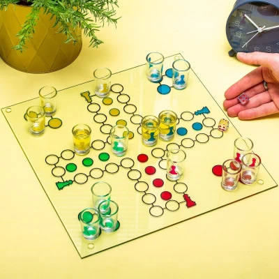 Abbildung von Ludo Trinkspiel mit Schnapsgläsern