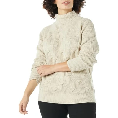 Abbildung von Amazon Essentials Damen Soft Touch Pullover mit Trichterkragen und Zopfmuster, Beige, S