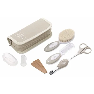 Abbildung von Jané Basic Hygiene Set mit Kulturtasche, Kamm, Bürste Naturborsten, Schere, Nagelclipper, Feilen und Zahnbürste aus Silikon