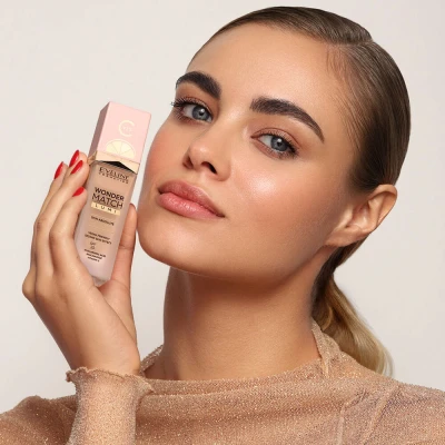 Abbildung von Eveline Cosmetics Wonder Match Lumi Radiant Foundation mit Vitamin C &amp; Hyaluronsäure SPF 20, 4 Nuancen, Vegane Formel