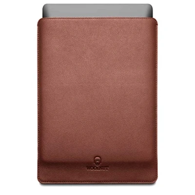 Abbildung von Woolnut Leder Sleeve Case Hülle Tasche für MacBook Pro 16 Zoll (altes Modell) Cognac Braun