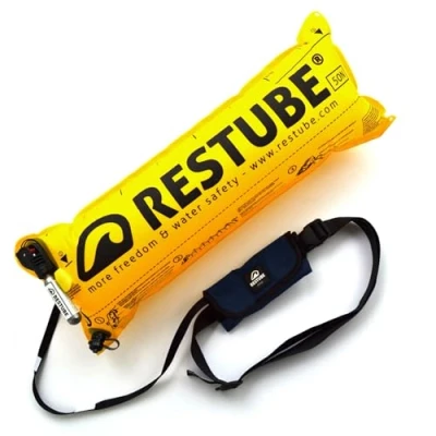 Abbildung von Restube Beach CO2 Schwimmboje für EIN sicheres Gefühl im Wasser auslösbare Rettungsboje Erwachsene und Kinder ab 10 Jahre Boje SUP, Schwimmen, Schnorcheln &amp; Schwimmhilfe