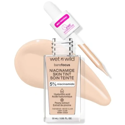 Abbildung von Wet n Wild Bare Focus Niacinamide Skin Tint, Leichte Foundation mit Aufbaubarer Formel, Angereichert Hyaluronsäure und Vitamin E für einen Strahlenden Look, Fair Beige
