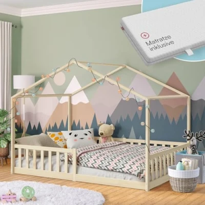 Abbildung von Bellabino Kinderbett Bia 140x200 cm, Hausbett Kinder inkl. Matratze, Rausfallschutz und Rolllattenrost, Montessori Bodenbett Natur aus Massivholz Kiefer