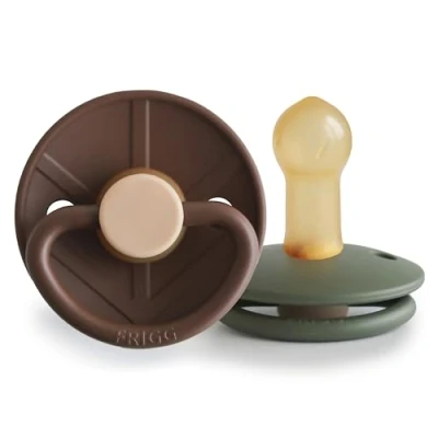 Abbildung von FRIGG Little Viking Latex Schnuller 2&#039;er Packung Naturkautschuk BPA Frei Hergestellt in Dänemark Symmetrischer Sauger Kirschform (Cocoa/Olive, Größe 2 (6 18 Monate))