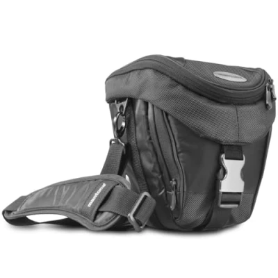 Abbildung von Mantona Colt Kameratasche Universaltasche inkl. Schnellzugriff, Staubschutz, Tragegurt und Zubehörfach, geeignet für DSLM DSLR Kameras, schwarz/metallic