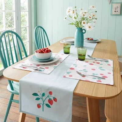 Abbildung von Catherine Lansfield Tischläufer Dining Strawberry Garden, 32 x 220 cm, Cremefarben/Rot