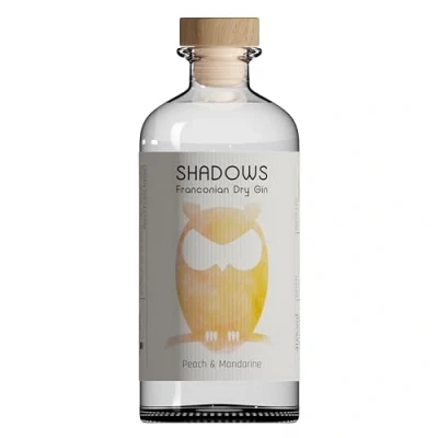 Abbildung von SHADOWS Gin Peach &amp; Mandarine handcrafted mit fruchtigem Pfirsich Geschmack kleine fränkische Destillerie aromatischer für Genießer 500ml