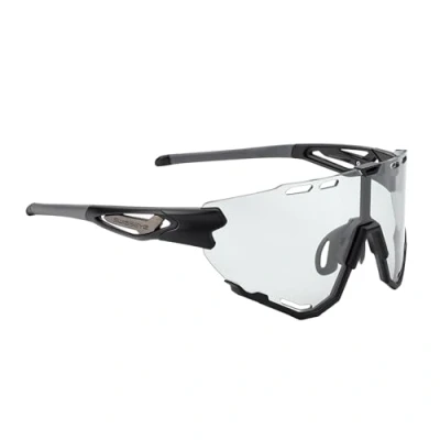 Abbildung von SWISSEYE Mantra Sportbrille (100% UVA , UVB und UVC Schutz, verstellbarer Nasenbereich &amp; gummierte Bügelenden, splitterfreies Material TR90, inkl. Etui, Mikrofaserbeutel), black matt/anthracite