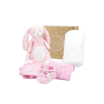 Abbildung von Baby Box Shop 6 Essentials für Neugeborene, ideale Babypartygeschenke und Taufgeschenke Mädchen, inklusive Babydecke, rosa Babyhandtuch mit Kapuze, Musselintuch, Body, Lätzchen Socken