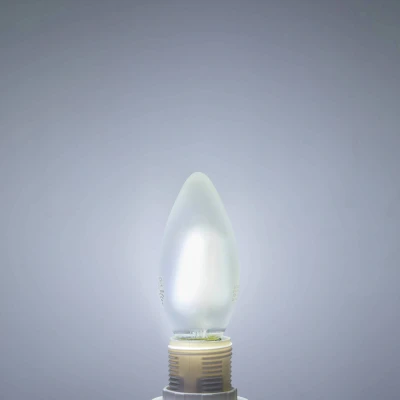 Abbildung von LUUMR Smart LED Kerzenlampe matt E14 4,2W Tuya WLAN CCT