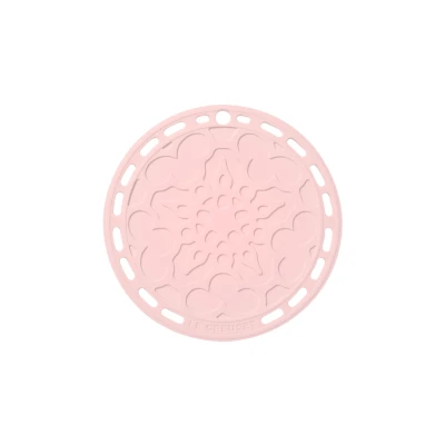 Abbildung von Le Creuset Untersetzer Tradition aus Silikon, Hitzebeständig bis 250C, Ø 20 cm, Pink, 93007300231000