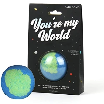 Abbildung von Gift Republic Riesen Badebombe You are my world Badekugel für die Badewanne 1x Bubble pearl Blaubeer Grünttee Duft 1 bathtub Geschenk an Weihnachten, Geburtstag, Valentinstag