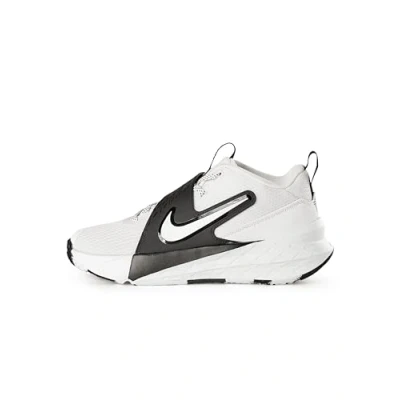 Abbildung von Nike Performance TEAM Hustle Unisex Basketballschuh für Kinder, Größe: 38.5, White/white black Schuhe