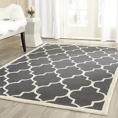 Abbildung von SAFAVIEH Geometrisch Teppich für Wohnzimmer, Esszimmer, Schlafzimmer Cambridge Collection, Kurzer Flor, Dunkelgrau und Elfenbein, 152 X 244 cm