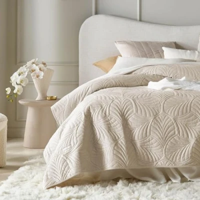 Abbildung von ROOM99 Feel Elegante Tagesdecke in Creme 220 x 240 cm Vielseitige Wohndecke als Bettüberwurf oder Sofaüberwurf Überwurfdecke für Bett und Sofa Steppdecke Stil Ideal Bedspread Velvet Samt