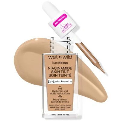 Abbildung von Wet n Wild Bare Focus Niacinamide Skin Tint, Leichte Foundation mit Aufbaubarer Formel, Angereichert Hyaluronsäure und Vitamin E für einen Strahlenden Look, Amber Beige