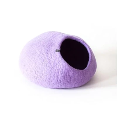 Abbildung von LucyBalu® Premium Katzenhöhle aus Filz Natürliches Katzenbett 100% Flauschiger Wolle Filzhöhle für Katzen handgefertigt in Nepal Kuschelhöhle 45x45x28 cm Lila