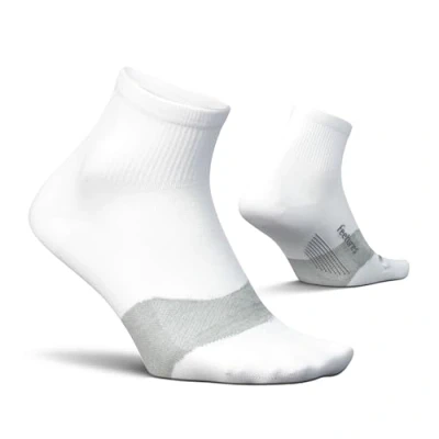 Abbildung von Feetures Elite Ultra Light Cushion Quarter Sportsocken mit gezielter Kompression (1 Paar), Farbe: Weiß, Medium