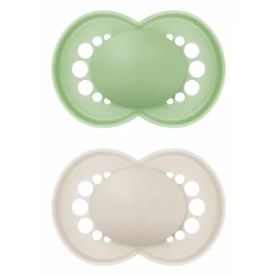 Abbildung von MAM Schnuller, ab 6 Monaten, mit symmetrischem Sauger, flach und flexibel, aus weichem Silikon, leicht anzunehmen, selbststerilisierender Box, Original, neutral matt, 2 Stück