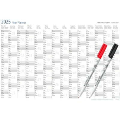 Abbildung von STAEDTLER Jahresplaner international Lumocolor Set 2025, Wandkalender trocken abwischbar, Größe DIN A1, incl. Stifte und Stift Klemmen, Sonderedition, 641 YPAMZW
