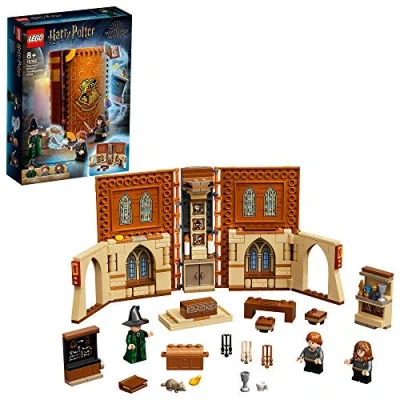 Abbildung von LEGO 76382 Harry Potter Hogwarts Moment: Verwandlungsunterricht Set, Spielzeugkoffer mit Minifiguren, Sammlerstück