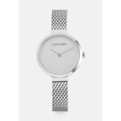 Abbildung von Calvin Klein Analog Quarzuhr für Damen Kollektion Minimalistic T BAR 28MM Mesh mit Silbernes Edelstahl Gliederarmband 25200082