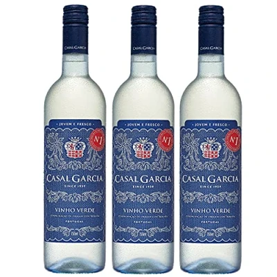 Abbildung von Casal Garcia Vinho Verde Weißwein Wein halbtrocken Portugal Inkl. FeinWert E Book (3 Flaschen)