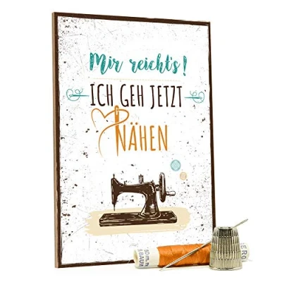 Abbildung von GRAVURZEILE Holzschild mit Spruch Mir reicht&#039;s ich GEH jetzt nähen Moderne Kunstdrucke auf Holz Wand Dekoration im Vintage Look Kunstdruck für Familie Freunde in Küche Home &amp; Co