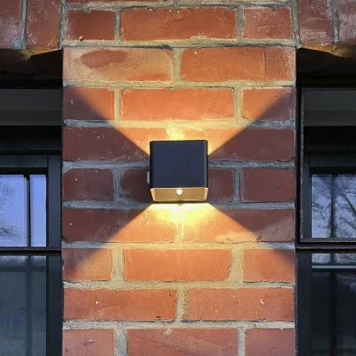 Abbildung von Brilliant Außen Wandleuchte Iseo, Bewegungsmelder, LED fest integriert, Warmweiß, Portable Magnet Leuchte für Außen, 300 lm, 3000K, USB, schwarz