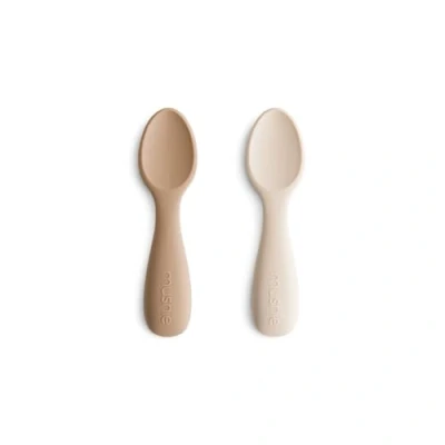 Abbildung von mushie Silikon Lernlöffel für Kleinkinder 2er Pack Starterlöffel zum selber essen Natural/Shifting Sand