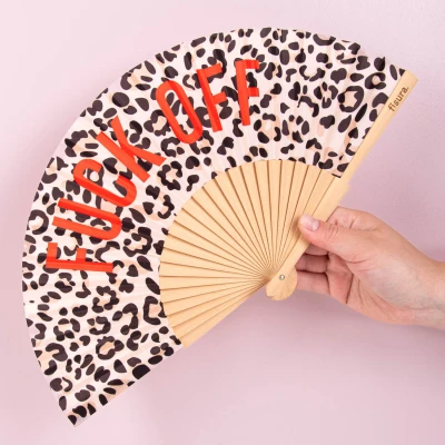 Abbildung von Fisura Handfächer aus Holz Mit der Aufschrift F*ck Off“. Trendiges, gewagtes Accessoire Leopardenmuster und roten Details, ideal für heiße Tage. Aufhänger. Maße: 42,5 x 23 cm