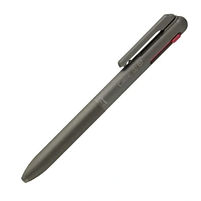 Abbildung von Pentel BXAC37D Calme 3 Farb Kugelschreiber, deutlich gedämpftes Klick Geräusch, Griffzone in Lederoptik, nachfüllbar, Kugel 0.7mm = Strichstärke 0.35mm, schwarz/rot/blau, 1 Stück