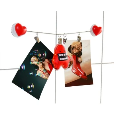 Abbildung von trendfinding Herz Design Deko Magnetseil Fotoseil Stahlseil Foto Galerie Halter Fotohalter Kartenhalter mit Clips rot