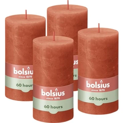 Abbildung von Bolsius Rustik Stumpenkerzen Orange 4 Stück 13 x 7 cm Dekorative Haushaltkerzen Länge Brenndauer 60 Stunden Enthält Natürliches Pflanzenwachs Ohne Palmöl
