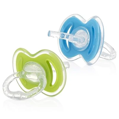 Abbildung von Nuby Gum eez Schnuller Beißringe Erste Zahnungshilfe für Baby 2 Pack Stück Beißring/Beißspielzeug aus weiches Silikon Grün und Blau 3+ Monate