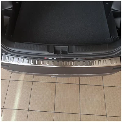 Abbildung von tuning art BL1028 Ladekantenschutz mit Abkantung passend für Suzuki Vitara 3, Farbe:Silber