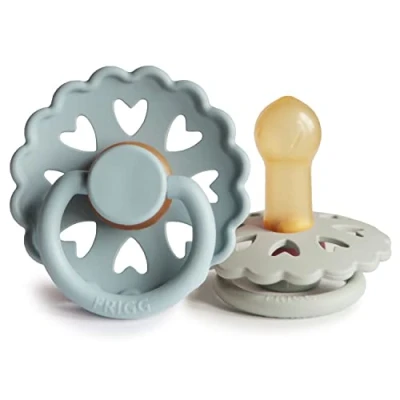 Abbildung von FRIGG Fairytale Schnuller 2 Packung Latex BPA Frei Hergestellt in Dänemark Symmetrischer Sauger Kirschform (Stone Blue/Willow Gray, Größe (6 18 Monate))