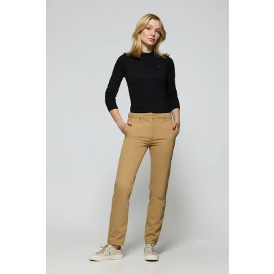 Abbildung von Polo Club Damen Chinohose May Sandfarben Mit Minimalistischer Stickerei Auf Der Tasche 46