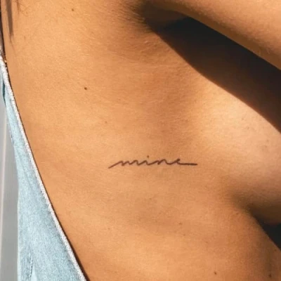 Abbildung von Inkster Tattoo Schriftzug mine vegane &amp; wasserfeste Temporäre Tattoos für Erwachsene EU Kosmetikzertifizierte Farbe revolutionäres 2 Wochen Premium Klebetattoos Fake