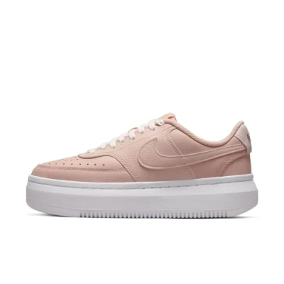 Abbildung von Nike Sportswear COURT VISION ALTA Sneaker Design auf den Spuren des Air Force 1