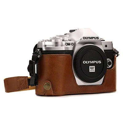 Abbildung von MegaGear MG1352 Ever Ready Leder Kamera Halbtasche mit Trageriemen und Batteriezugang für Olympus OM D E M10 Mark III Hellbraun