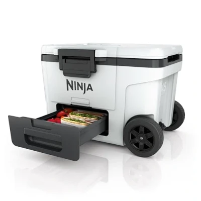 Abbildung von Ninja FrostVault Kühlbox mit Rollen und Isolierung, integrierter Dry Zone Schublade für Lagerung bei Kühlschranktemperatur, hält EIS tagelang, bietet Platz bis zu 68 Dosen, Wolkenweiß, FB245EUWH