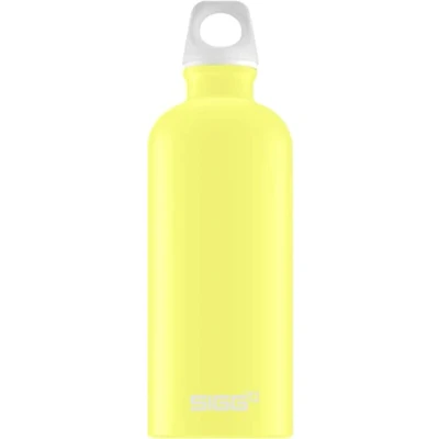 Abbildung von SIGG Alu Trinkflasche Traveller Electric Blue Touch Klimaneutral Zertifiziert Für Kohlensäurehaltige Getränke Geeignet Auslaufsicher Federleicht BPA frei Blau 0,6L