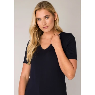 Abbildung von Base Level T Shirt, mit V Ausschnitt
