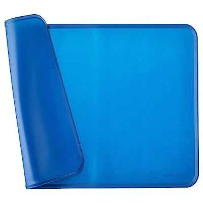 Abbildung von Amazon Basics Wasserabweisende Napfunterlage aus Silikon, Unterlage für Haustierfutter, 61 x 41 cm, Blau, Einzelbett